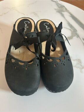 Calou Black Ribbon Tie Cutout Clogs